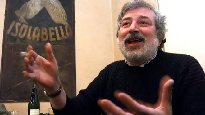 Una foto d'archivio del cantautore Francesco Guccini (02 febbraio 2000) a Milano per presentare uil suo libro album ''Stagioni''. DAL ZENNARO/DC