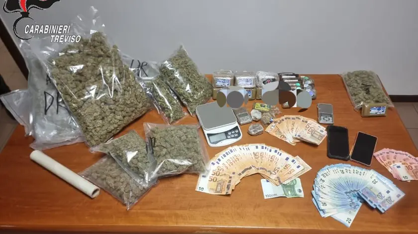 Nella casa della del pusher a Volpago del Montello i carabinieri hanno ritrovato 6kg di droga e migliaia di euro in contanti