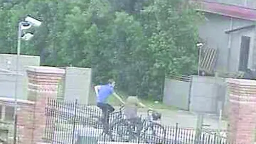 Vincenza e Luigi Nasato che pedalano insieme in via Maleviste