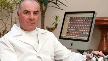 Il dottor Attilio Bedendo nel suo studio