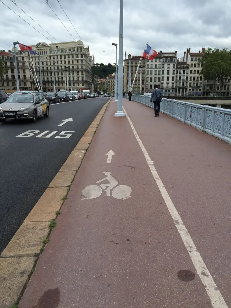Anche a Lione crescono i lampioni sulle piste ciclabili (foto Gianfranco Pintacuda)