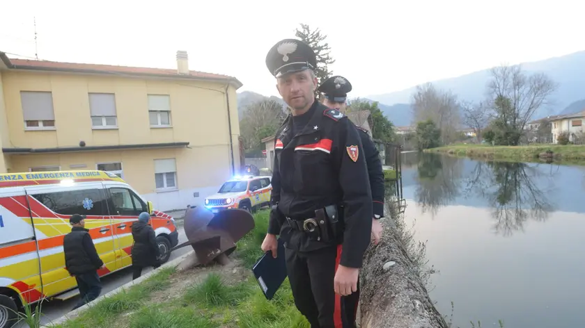 I carabinieri e i mezzi del 118 vicino al Meschio dove è stata salvata la donna (Foto Macca/Cavicchi)