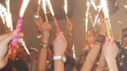 Il messaggio è pronto per l'invio con i seguenti file o collegamenti allegati: feste-capodanno-2011-roma.jpg Nota: per proteggere il computer dai virus, le applicazioni di posta elettronica impediscono l'invio o la ricezione di alcuni tipi di allegati. Per determinare la modalità di gestione degli allegati, controllare le impostazioni di protezione della posta elettronica. - CAPODANNO Una festa di fine anno A Treviso si balla fino alle 2.30 con i dj di Radio 80 e Company