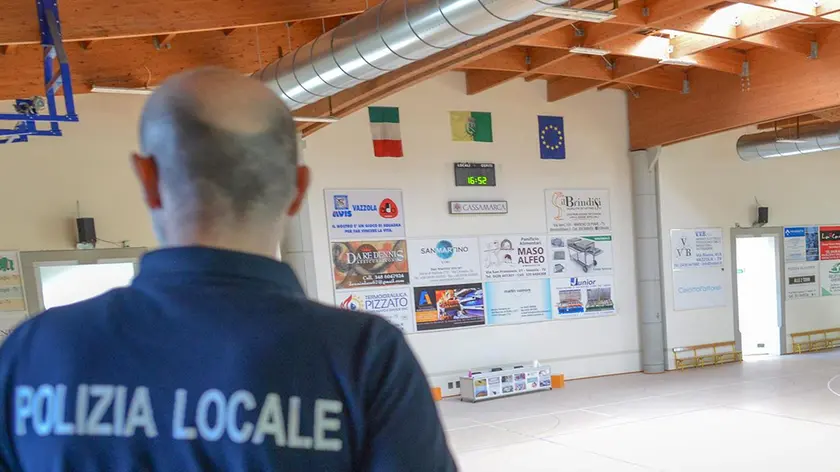 La polizia locale in sopralluogo al palasport col parquet imbrattato