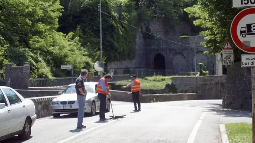 Vatrella Vittorio Veneto TECNICI AL LAVORO SUL'EFFETTIVA ZONA DEL GUASTO, IN VIA DANTE