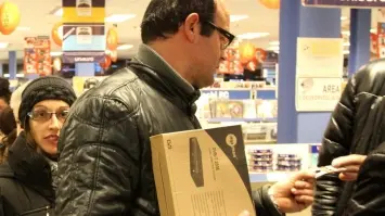 L’assalto all’acquisto dei decoder in un centro commerciale trevigiano