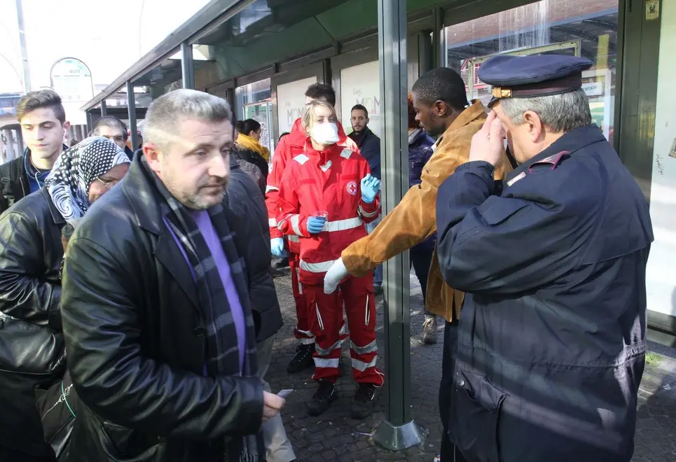 ZAGO TREVISO CORRIERA DI PROFUGHI DI FRONTE ALLA STAZIONE DEI TRENI