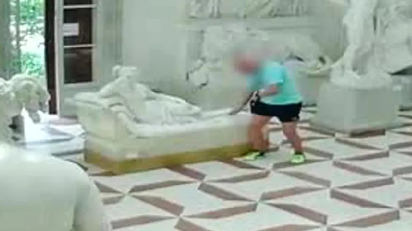 Un frame tratto dal video fornito dai Carabinieri mostra il momento in cui un turista austriaco danneggia la statua 'Paolina Borghese' di Antonio Canova, custodita nella Gipsoteca di Possagno (Treviso) per scattarsi un seflie, 4 Agosto 2020. ANSA/UFFICIO STAMPA/CARABINIERI