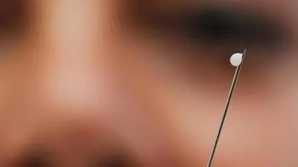 Un medico prepara una siringa monodose con il vaccino contro il virus dell'influenza in un'immagine d'archivio. DANIEL DAL ZENNARO/ANSA/CRI