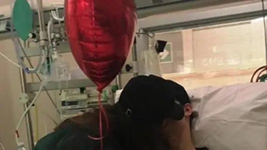La foto postata sul suo profilo Instagram da Manuel Bortuzzo ricoverato al San Camillo dopo essere stato ferito durante una sparatoria all'Axa . Manuel che ha ricevuto la visita della fidanzata il giorno di San Valentino scrive nel post" Ci prenderemo tutto"#myvalentinesday, 15 febbraio 2019 INSTAGRAM MANUEL BORTUZZO +++ ATTENZIONE LA FOTO NON PUO' ESSERE PUBBLICATA O RIPRODOTTA SENZA L'AUTORIZZAZIONE DELLA FONTE DI ORIGINE CUI SI RINVIA +++ ++ HO - NO SALES, EDITORIAL USE ONLY ++