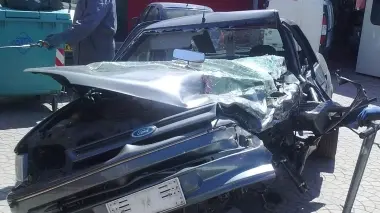 Da sinistra: la Ford Escort di Raffaella Borin ridotta ad un ammasso di lamiere dopo il violento schianto, il luogo dell’incidente a Romanziol e il furgone Wolkswagen Caddy coinvolto nel pauroso incidente stradale dove ieri mattina è deceduta la negoziante di Salgareda