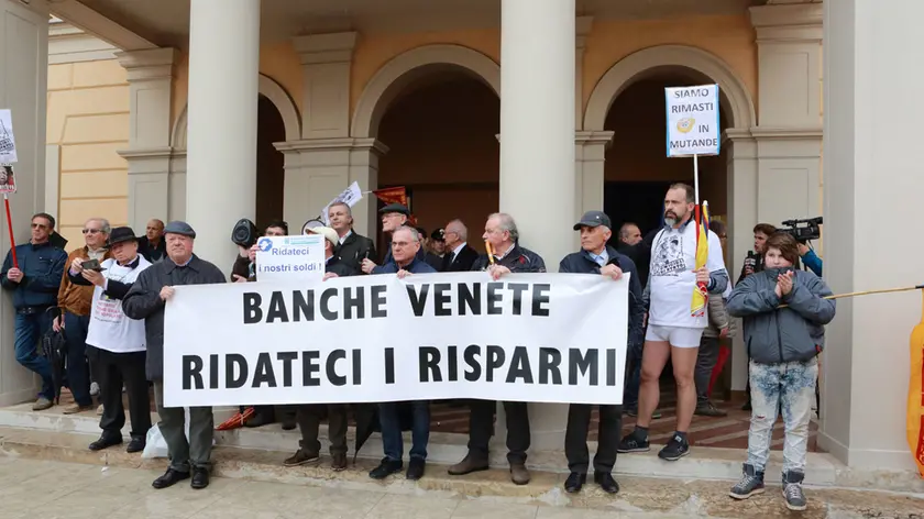 Borghesi Montebelluna protesta davanti sede Veneto Banca