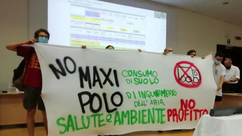 Una protesta contro il maxi polo logistico