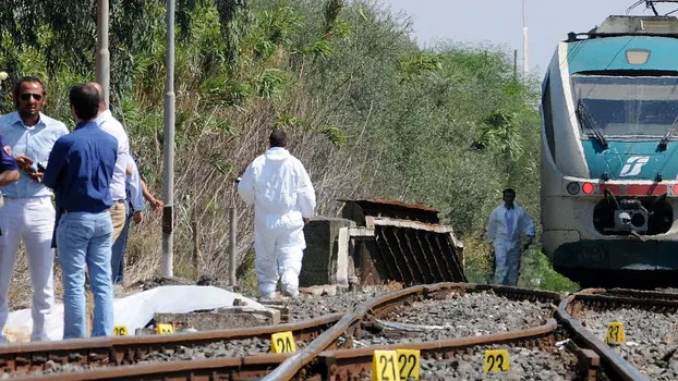 20080912 - ROMA - CRO : INCIDENTI LAVORO: MORTI OPERAI FS; ARRESTATO CAPOSQUADRA. Il luogo dell'incidente in un'immagine d'archivio dell'1 settembre 2008. La polizia ferroviaria ha arrestato Cassaro Castrense, 58 anni, caposquadra e responsabile della sicurezza del cantiere nei pressi della stazione ferroviaria di Motta Sant'Anastasia dove l' 1 settembre scorso sono morti, travolti dal treno regionale 382 Palermo-Catania, due operai delle Ferrovie, Giuseppe Virgillito, di 35 anni, e Fortunato Calabrese, di 58. L'uomo e' accusato di omicidio colposo plurimo e di calunnia. ANSA / ARCHIVIO / ORIETTA SCARDINO / PAL