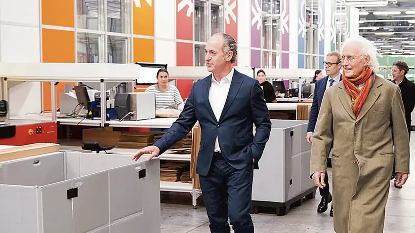 Luca Zaia e Luciano Benetton all’inaugurazione del magazzino automatizzato pochi mesi fa