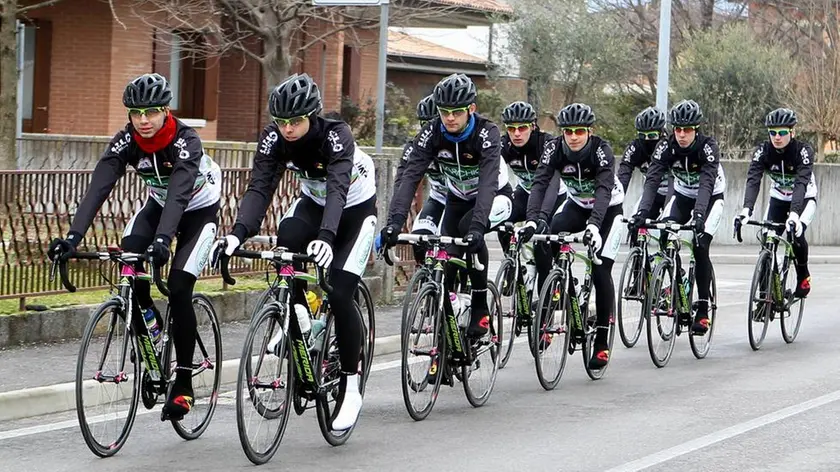 Una squadra diciclismo dilettanti
