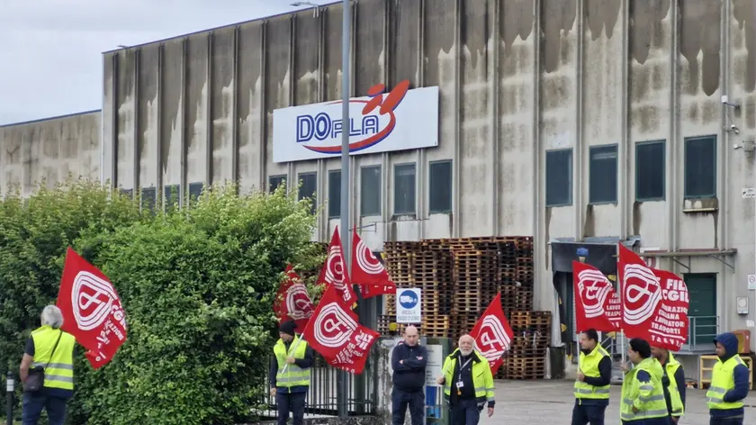 Il presidio davanti alla Dopla di Casale sul Sile per contestare il licenziamento dei lavoratori della Bracchi