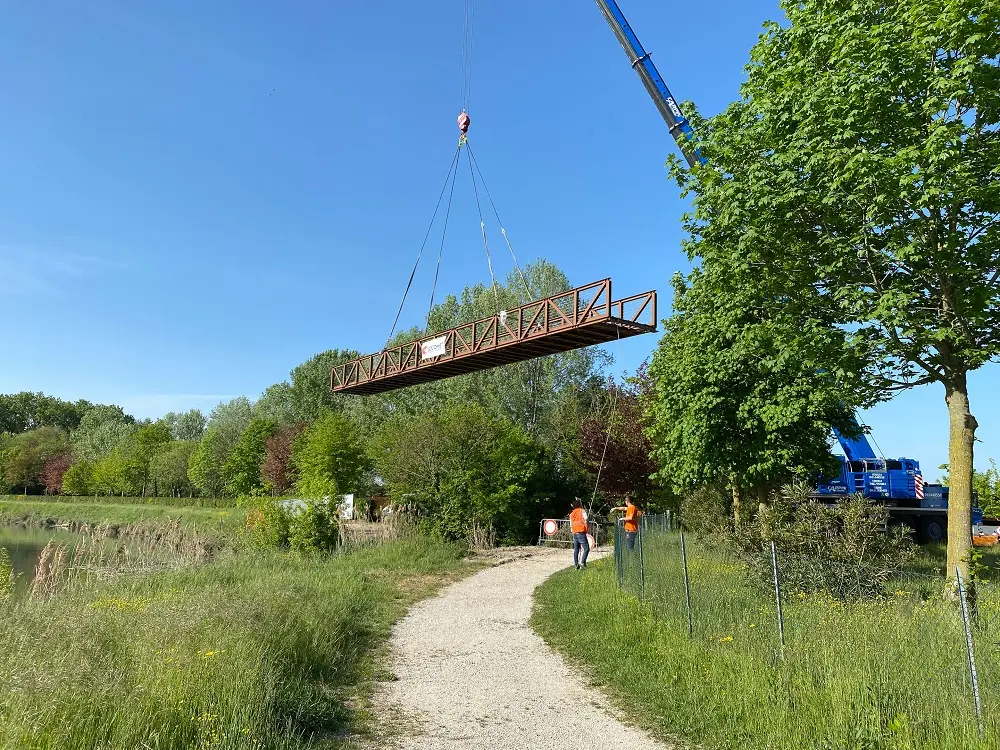 Un momento della posa del ponte, il 30 aprile 2021
