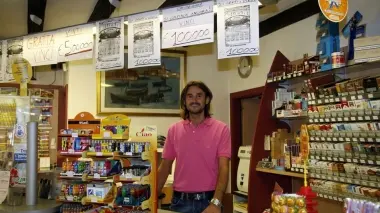 Davide Samogin nella sua ricevitoria di via Tempio Votivo