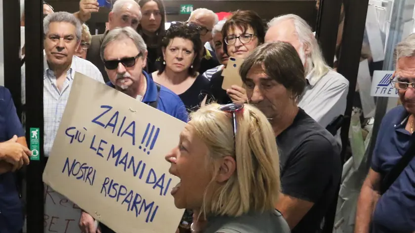 Una protesta degli inquilini delle case Ater in sede a Treviso per l’aumento degli affitti