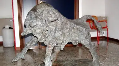 Il toro in bronzo opera di Augusto Murer