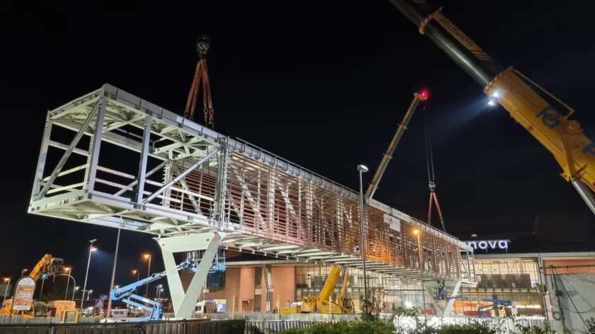 La posa della passerella di fronte all'aeroporto di Treviso nel mese di aprile