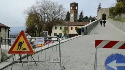 I lavori di pavimentazione della rampa che porta al castello di Collalto, prima dimora dei conti