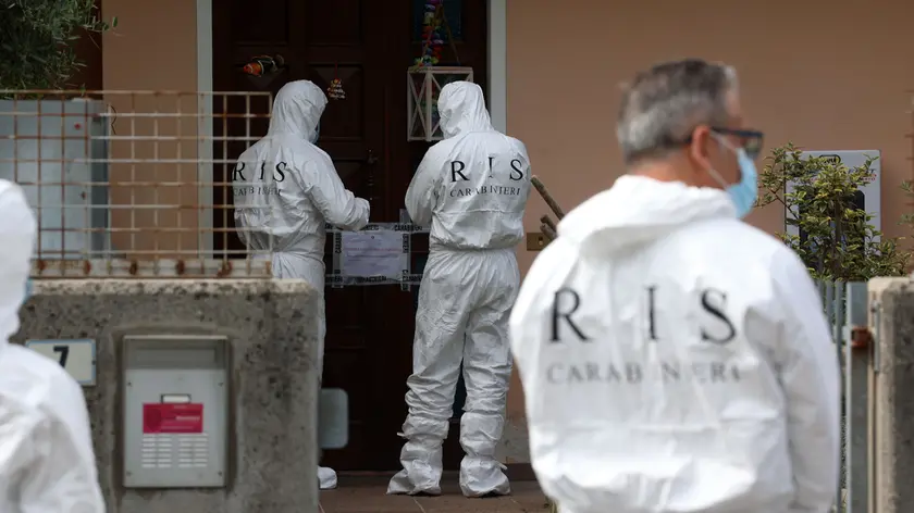 I carabinieri del Ris durante i rilievi nella casa di Franco Battaggia, indagato per la morte di Anica Panfile