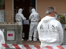 I carabinieri del Ris durante i rilievi nella casa di Franco Battaggia, indagato per la morte di Anica Panfile