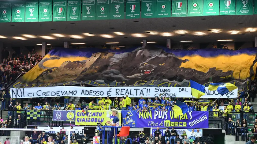 La curva dei tifosi, i "Fioi dea Sud"