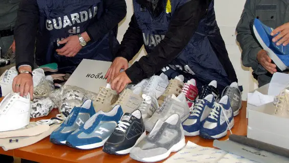 Le scarpe contraffatte sequestrate nel Napoletano da parte della Guardia di Finanza, Fiumicino (Roma), 18 maggio 2011. Una vera e propria struttura industriale, con due fabbriche dotate di sofisticati e costosi macchinari per la produzione delle suole con marchio "Hogan" e due opifici clandestini per l'assemblaggio delle scarpe contraffatte, e' stata smantellata dai Finanzieri del Comando Provinciale di Roma. Il giro d'affari annuo stimato era di circa 10 milioni di euro. ANSA / UFFICIO STAMPA GUARDIA FINANZA ++HO - NO SALES - EDITORIAL USE ONLY++