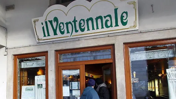 Borghesi Vittorio Veneto bar Il Ventennale tentato furto Borghesi Vittorio Veneto bar Il Ventennale tentato furto Sara Favero figlia titolare indica vetro rotto