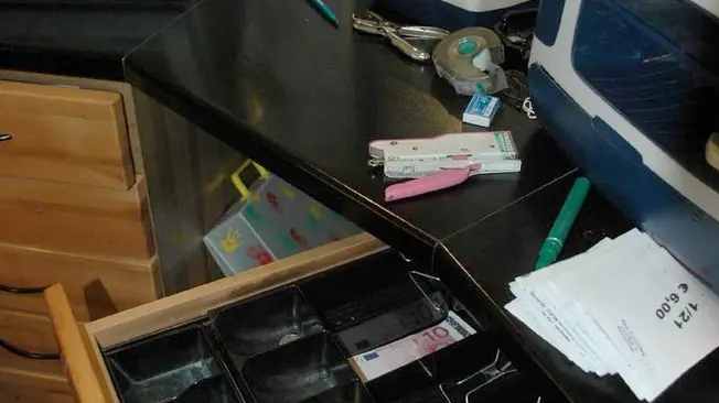 FG PORTOGRUARO FURTO CON DESTREZZA,E ARRESTO, DEL LADRO, AL BAR GIARDINO INTERNO E CASSA DALLA QUALE IL LADRO HA PRESO I SOLDI -