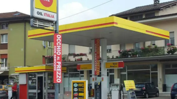 Un benzinaio Oil
