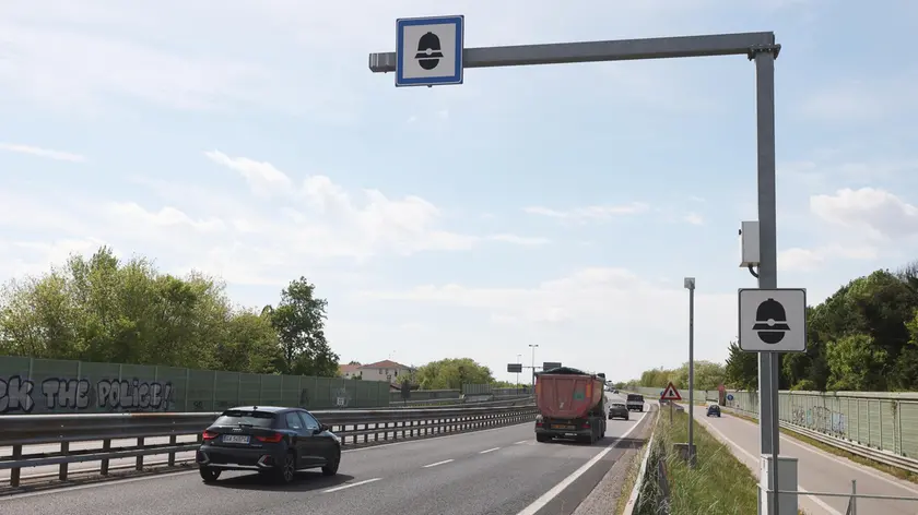 Uno dei due varchi autovelox lungo la tangenziale di Treviso. Questo è quello in direzione Paese, dopo il Terraglio, l’altro è in direzione Silea all’altezza dell’uscita S.Maria del Sile
