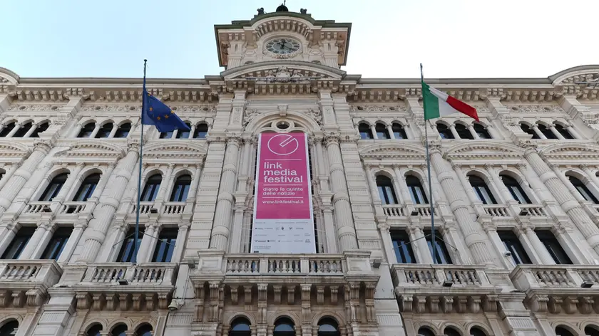 Il municipio di Trieste in piazza Unità d'Italai dove è allestita la Link arena. Foto Lasorte