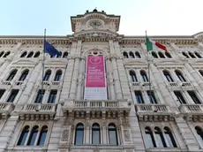 Il municipio di Trieste in piazza Unità d'Italai dove è allestita la Link arena. Foto Lasorte