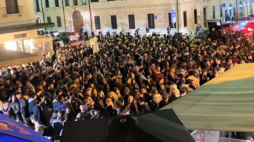 La folla della sera di Pasqua tra Porta San Tomaso e piazzale Burchiellati: talmente tanti che gli organizzatori hanno dovuto anticipare la chiusura