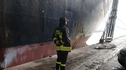 20080118 - PORTO MARGHERA ( VENEZIA ) -INCIDENTI LAVORO: VENEZIA,2 MORTI PER ASFISSIA IN STIVA NAVE - Un vigile del fuoco accanto alla base della nave del Centro Interportuale Adriatico, dove stanotte sono morti due operai mentre stavano lavorando nella stiva . La causa del loro decesso sarebbe da attribuirsi all'alta concentrazione di anidride carbonica all'interno della stiva della nave attraccata a Porto Marghera. © Andrea MEROLA/ANSA / KLD
