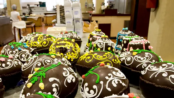 17/3/2010 Antica produzione di cioccolata Gay Odin, Uova di cioccolata pasquali e lavorazione