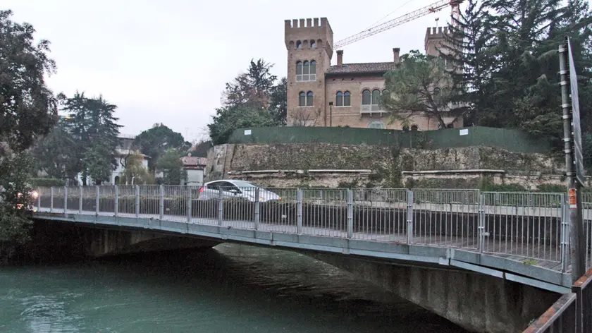 Il ponte Garibaldi lungo il Put a Treviso teatro del salvataggio dell'aspirante suicida