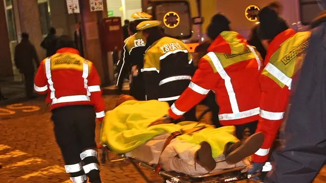 PASSERINI TREVISO IL CAPODANNO IN CITTA', IN FOTO PIAZZA BORSA, IN FOTO INTERVENTO AMBULANZA PER GIOVANE UBRIACO