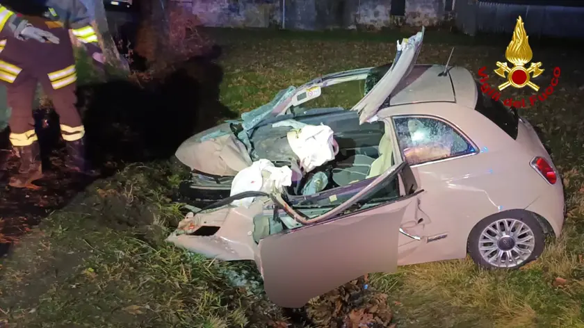 L'auto finita contro il platano a Gorgo al Monticano