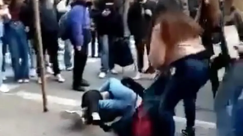 Il frame di una rissa tra ragazzine avvenuta a Treviso nel 2023