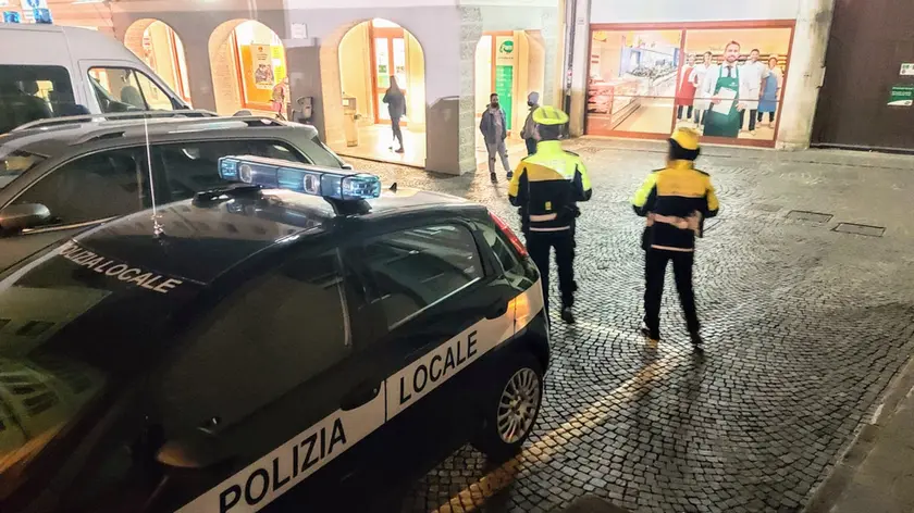 I controllli della polizia locale al supermercato Pam, di via Zorzetto