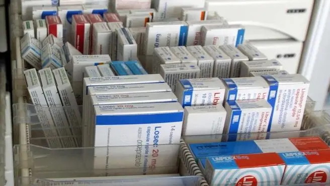armadio - cassetti pieni di farmaci