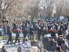 La folla oggi al funerale di Jessica Fragasso e Sara Rizzotto