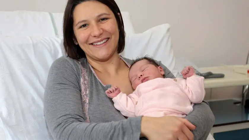 tome agenzia foto film oderzo prima nata ospedale oderzo delfina finotto in foto com mamma giulia bressanello