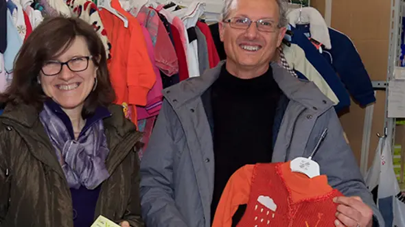 Borghesi Cornuda sede volontari che distribuiscono vestiti per bambini CAV Centro Aiuto per la Vita. Alessandra, Antonietta e Mauro