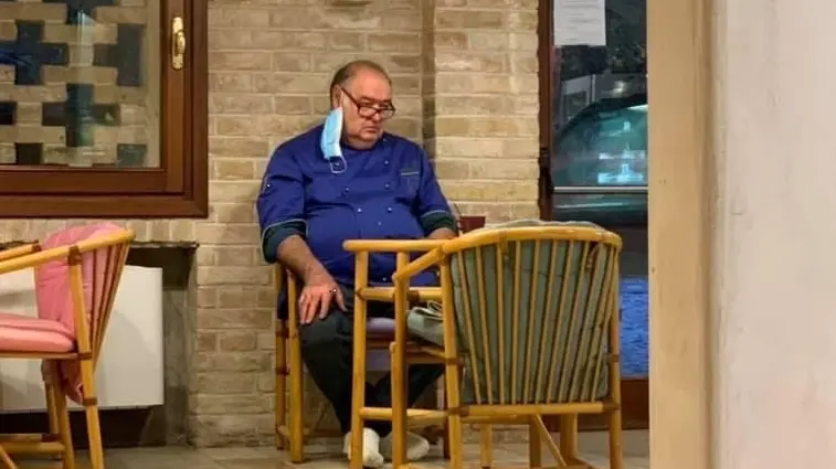 La foto di Beppo Tonon diventata il simbolo della difficoltà dei ristoratori